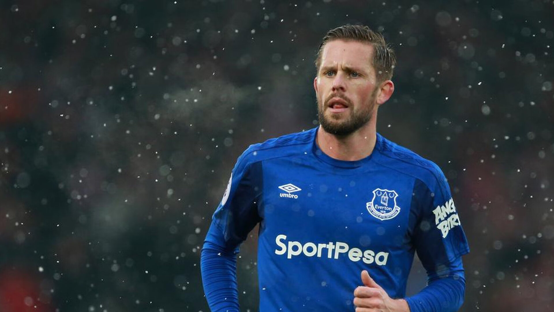 逆境中的“铁血硬汉”：坚不可摧的防线故事，铁血硬汉形象